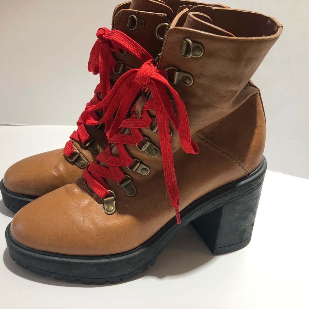 Steve Madden 8.5 leather hiking high heel lace up boots. Royce
